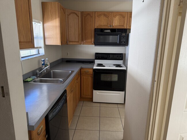 Building Photo - Queen Street Apartments