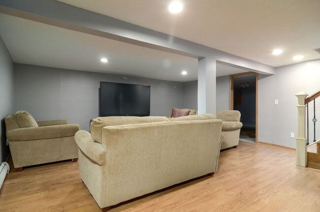 Building Photo - Nice Updated 3br/3ba In Wayzata (1 car garage)