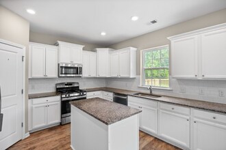 Building Photo - 677 Redbud Ln