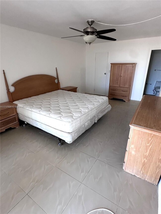 Building Photo - 2 bedroom in Hallandale FL 33009