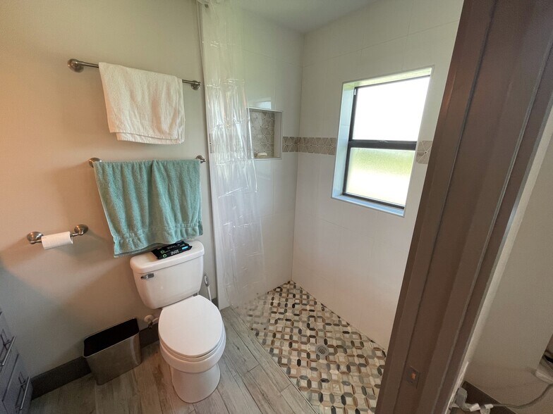 Building Photo - 2116 NE 8th Pl