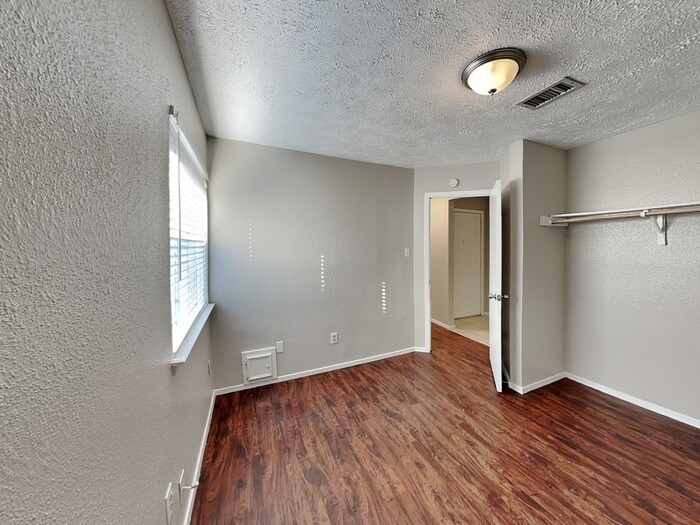 Building Photo - 9326 Golden Sunshine Dr