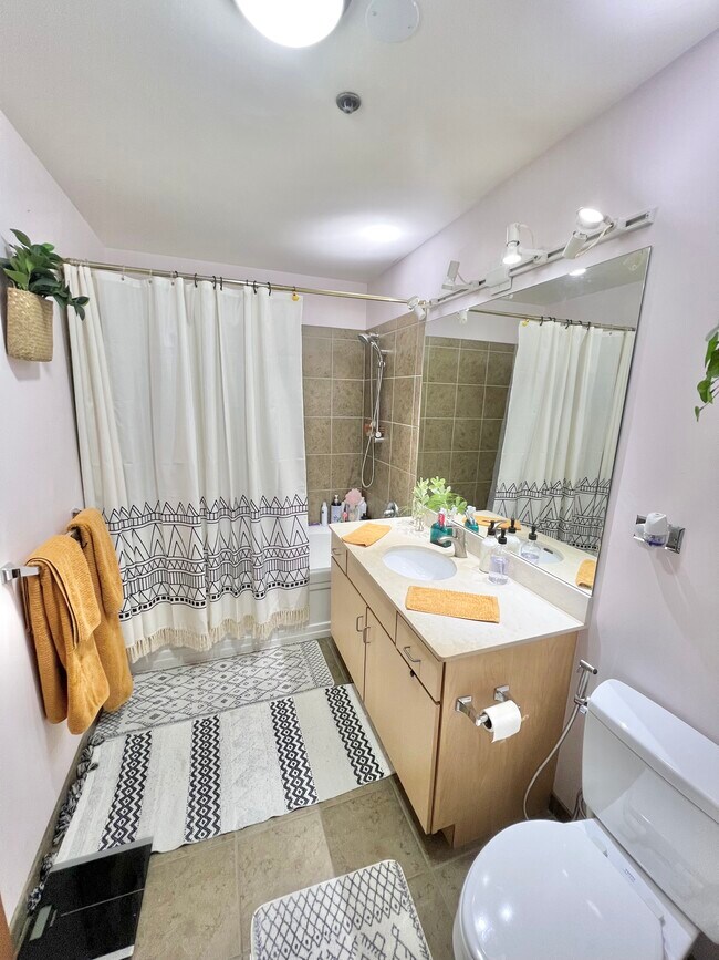 Master Bathroom (Full) - 630 N Franklin St