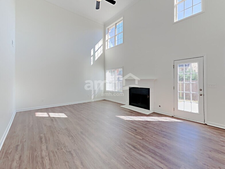 Building Photo - 979 Park Knoll Ct NE