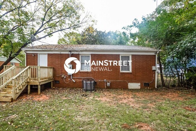 Building Photo - 3 Bedroom Pet-Friendly Home in Charlotte, NC with Main Street Renewal