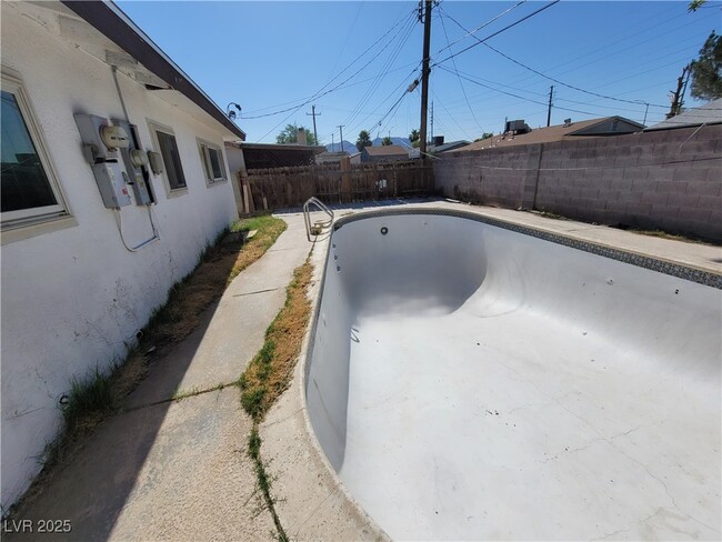 Building Photo - 3749 Ponderosa St