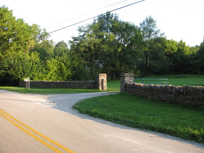 Building Photo - Private Farm House, Lots of Space, Country...