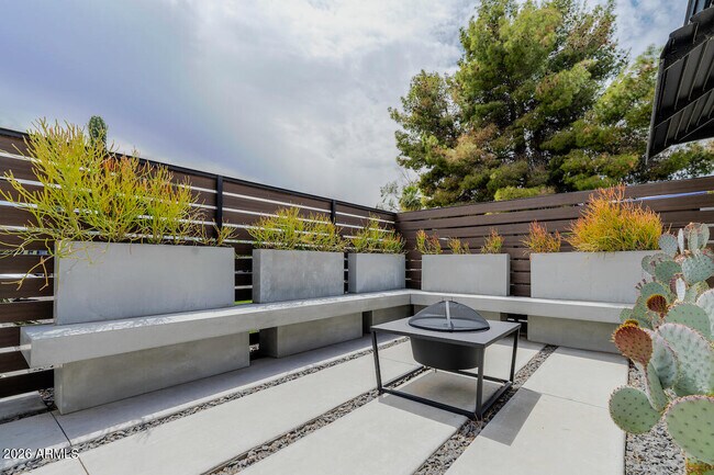 Building Photo - 2220 E Weldon Ave