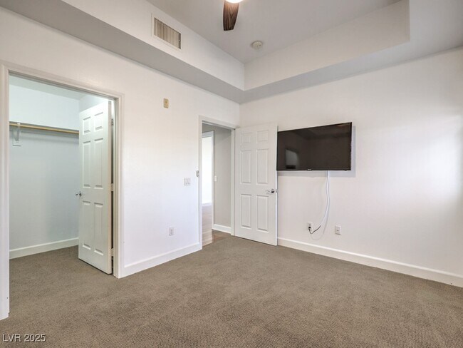 Building Photo - 67 E Agate Ave