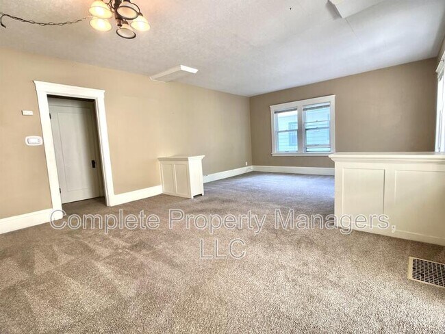 Building Photo - 806 John Farry Pl