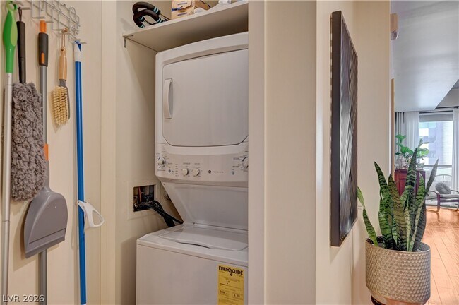 Building Photo - 353 E Bonneville Ave