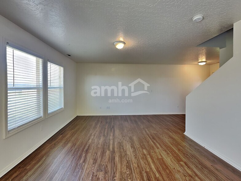 Building Photo - 1285 N Meadowhills Ave