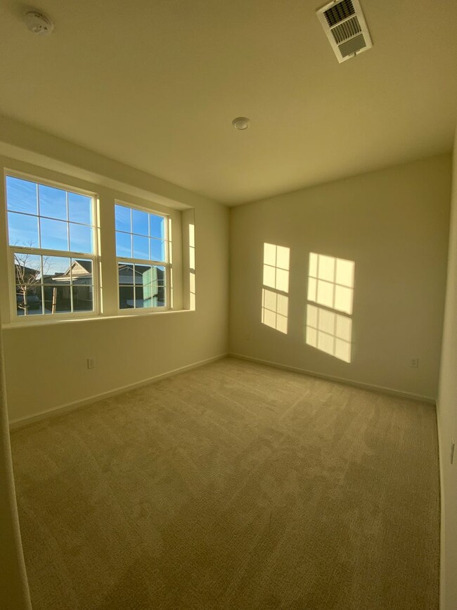 Building Photo - Available NOW - Beautiful and NEW 4 bed / ...