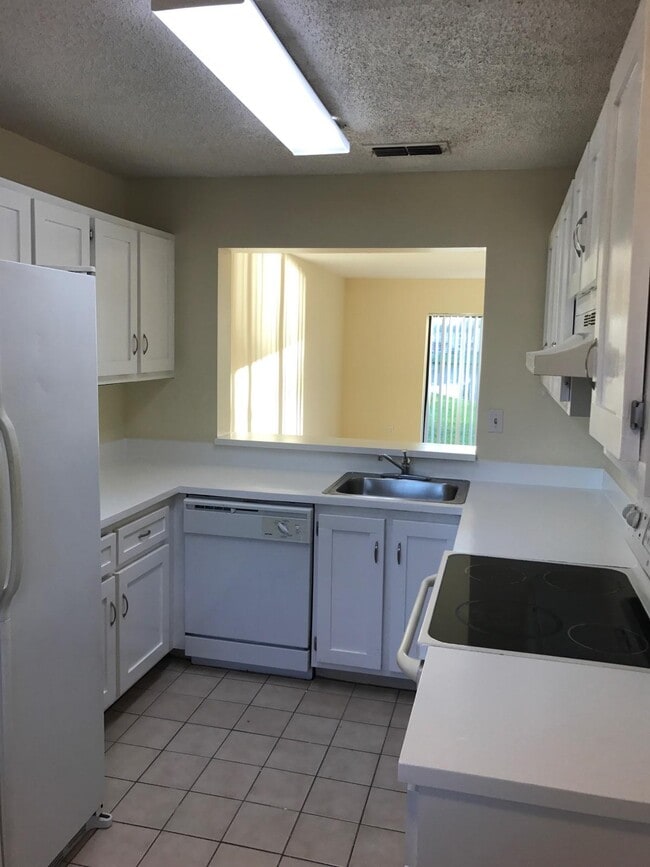 Building Photo - 212 Palm Cir E