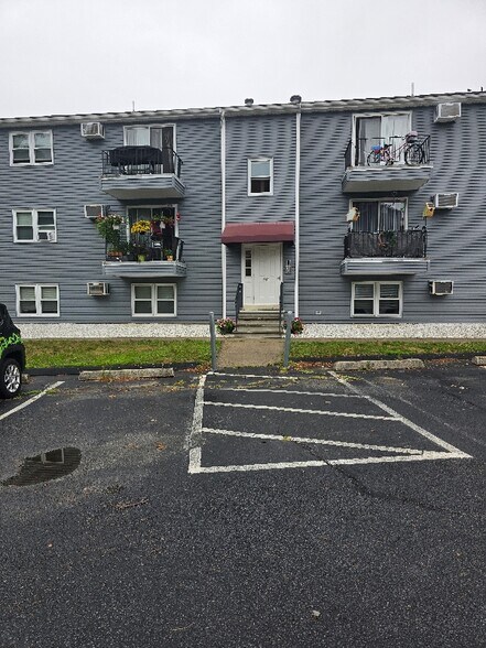 Building Photo - 882 Old Plainville Rd