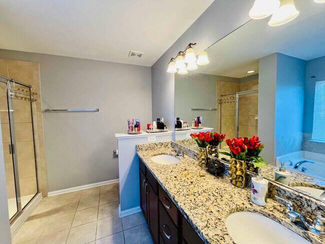 Building Photo - 876 Queen City Cres