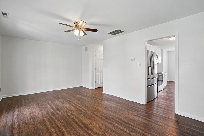 Building Photo - GREAT TOWNHOME- Come see it today!