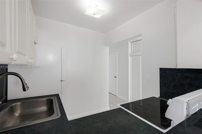 Building Photo - 1441 Lincoln Rd