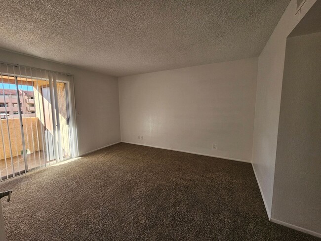 Building Photo - $500 Off First Month! 2 Bed 2 Bath Condo Near Dobson & University with In-Unit W/D