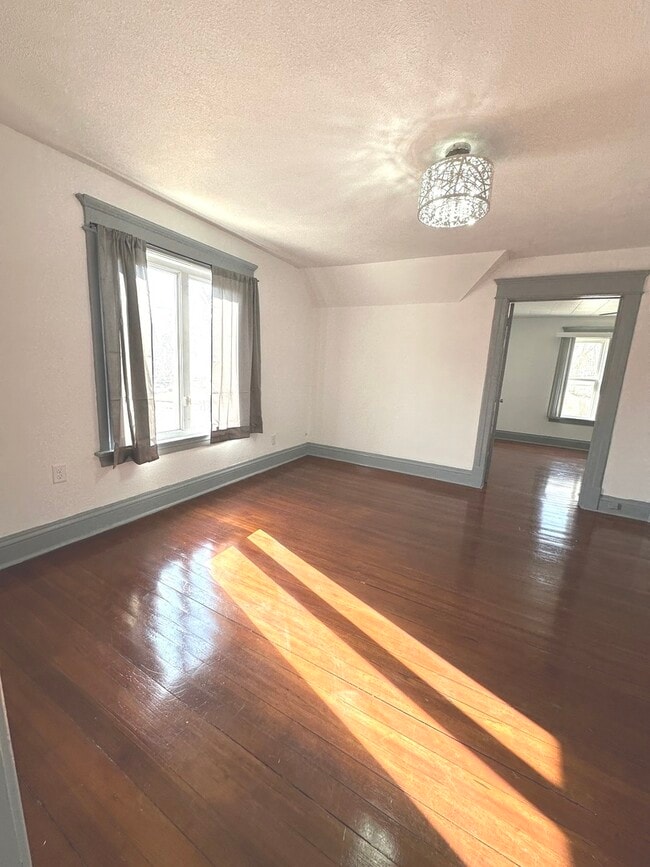 Building Photo - 408 S Gardiner Ave