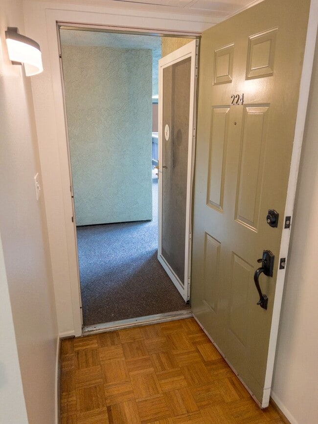 Building Photo - Large 2bed/ 2 bath corner unit in the heart of Silverlake with Hot Tub, Pool, Gated Parking and P...