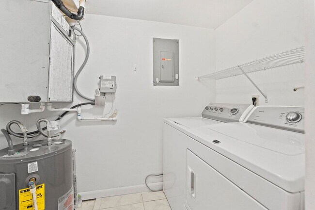 Building Photo - 441 Pine Glen Ln