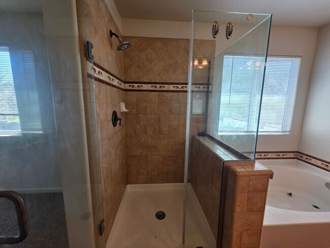 Building Photo - 3 bedroom with an extra office/den space in Modesto!