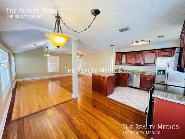 Building Photo - 1332 W Princeton St