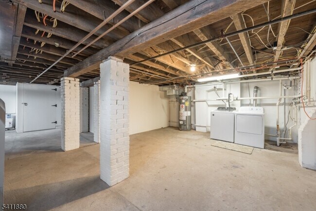 Building Photo - 302 Walnut Ave