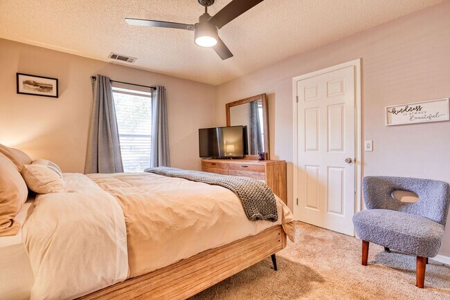 Building Photo - 3 BED | 3 BATH | POOLER | FURNISHED