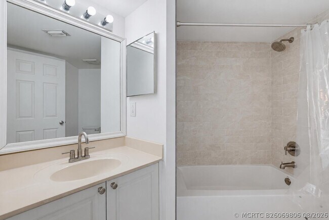 Building Photo - 400 Crestwood Ct N
