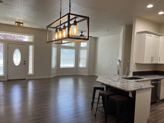 Building Photo - 1820 W Camelot Dr