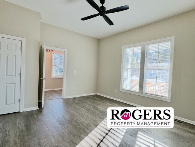 Building Photo - 218 College St