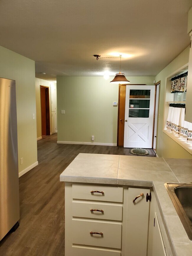 Building Photo - 3bd/1.5ba Completely Remodeled House with ...