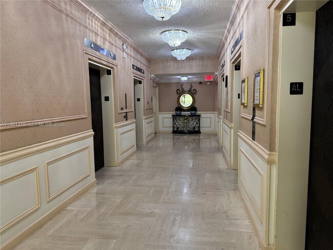 Building Photo - 2500 Parkview Dr