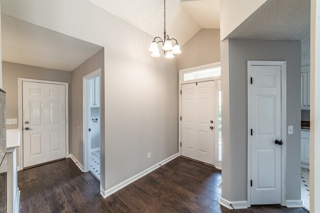 Building Photo - 2014 Fairway Hills Dr