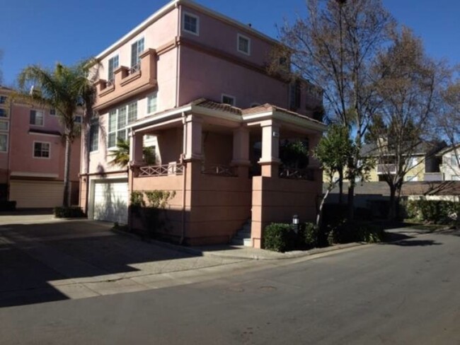 Building Photo - Lovely Dixon Landing Townhome!