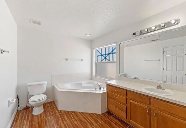 Building Photo - Beautiful 3 Bed and 2 Bath POOL HOME in Ki...