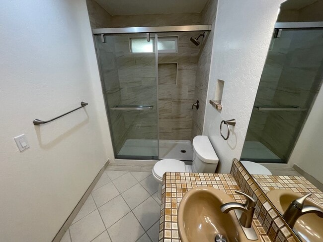 Building Photo - Spacious three bedroom home in desirable Windsor neighborhood!