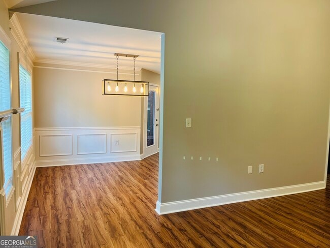 Building Photo - 5750 Crest Hill Dr NE