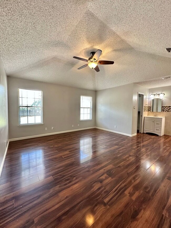 Building Photo - Move in Ready... Charming Home In The Bluf...