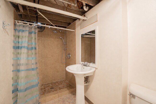 Building Photo - 2 Bed Home in the Heart of Whitefish Bay