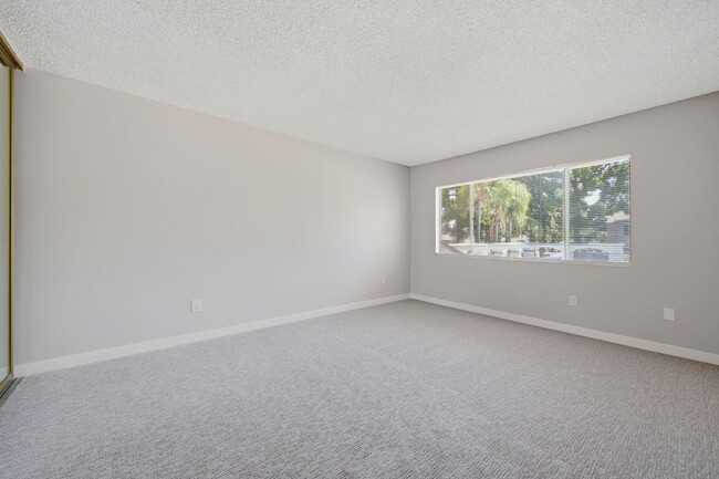 Building Photo - Freshly Updated Townhome - Light, Bright & Spacious!