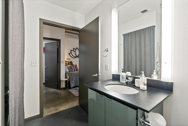 Building Photo - **FURNISHED** Streetcar Lofts studio w/parking/storage/Juliette balcony/fitness center/courtyard ...