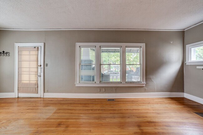 Building Photo - 2 Bed / 1.5 Bath in Midtown close to Utica...