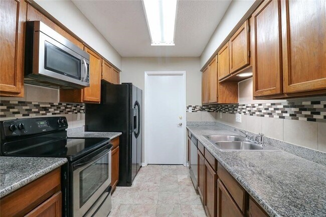 Building Photo - 6111 Briar Glade Dr