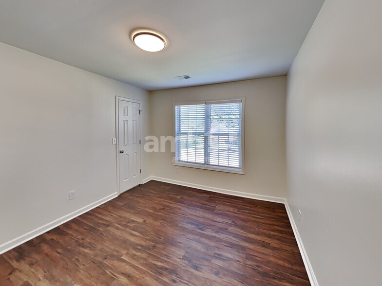 Building Photo - 952 Waldwick Dr