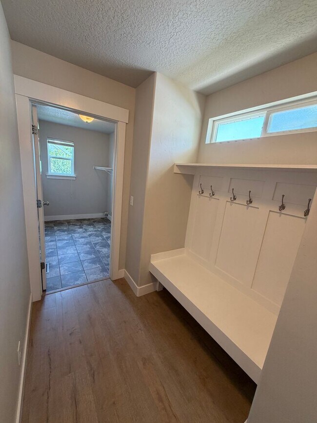 Building Photo - Spacious 6-Bedroom Home for Rent in Lehi