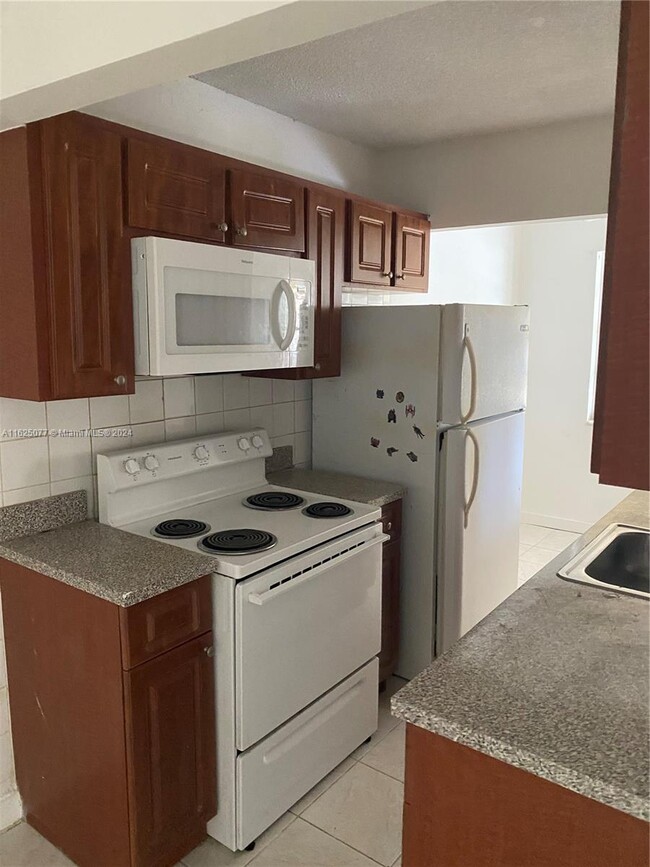 Building Photo - 1 bedroom in Hallandale FL 33009