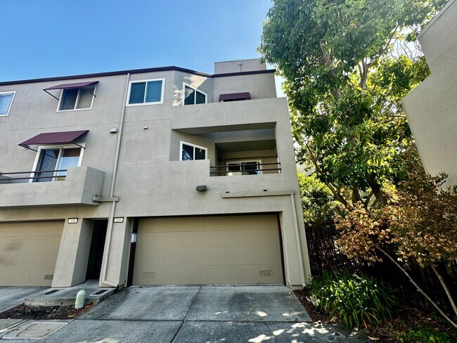 Building Photo - 109 E Court Ln